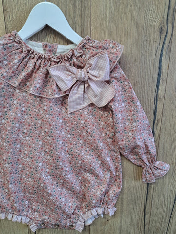 Pelele Daisy de Boetiekids, en flores rosas y blancas con cuello de volante, manguita larga fruncida en la muñeca una auténtica maravilla. 58,95€