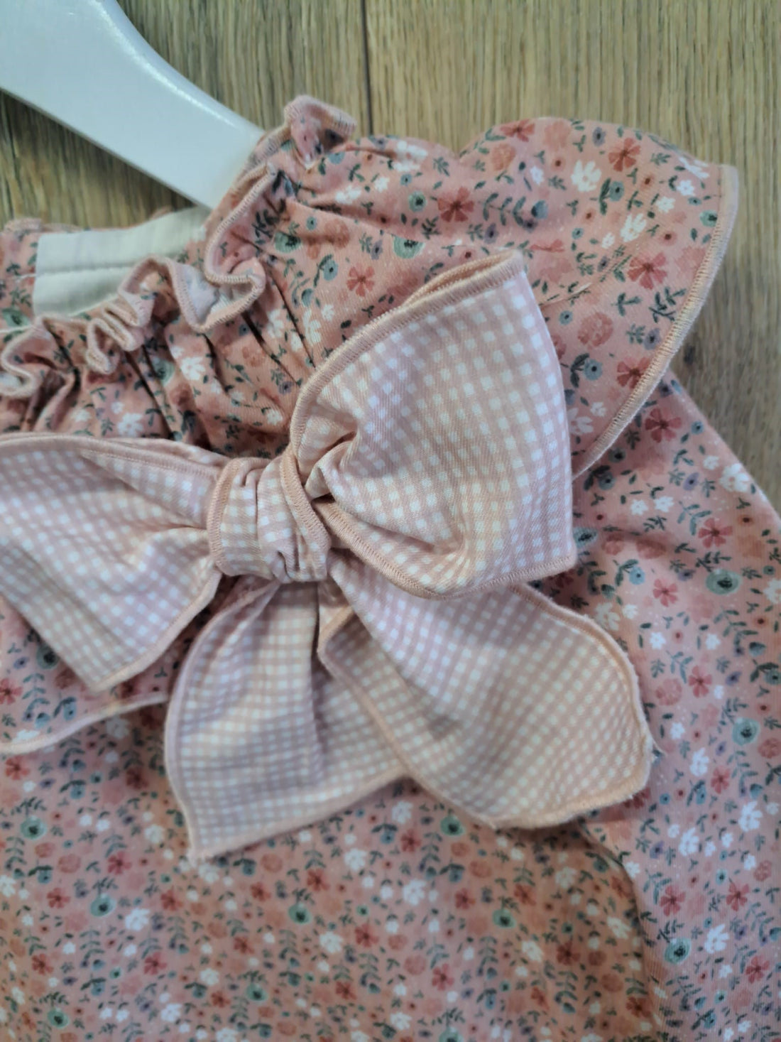 Pelele Daisy de Boetiekids, en flores rosas y blancas con cuello de volante, manguita larga fruncida en la muñeca una auténtica maravilla. 58,95€