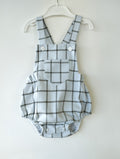 eto cuadro maxi. Este precioso peto de cuadros gris oscuro y fondo color celeste es perfecto para que tu bebé luzca a la moda con la mayor comodidad.
