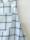 eto cuadro maxi. Este precioso peto de cuadros gris oscuro y fondo color celeste es perfecto para que tu bebé luzca a la moda con la mayor comodidad.