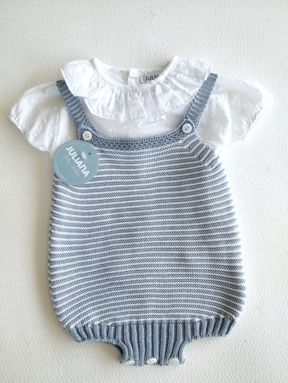 conjunto de punto rayado en azul noche y blanco y camisa de plumeti en manga corta.