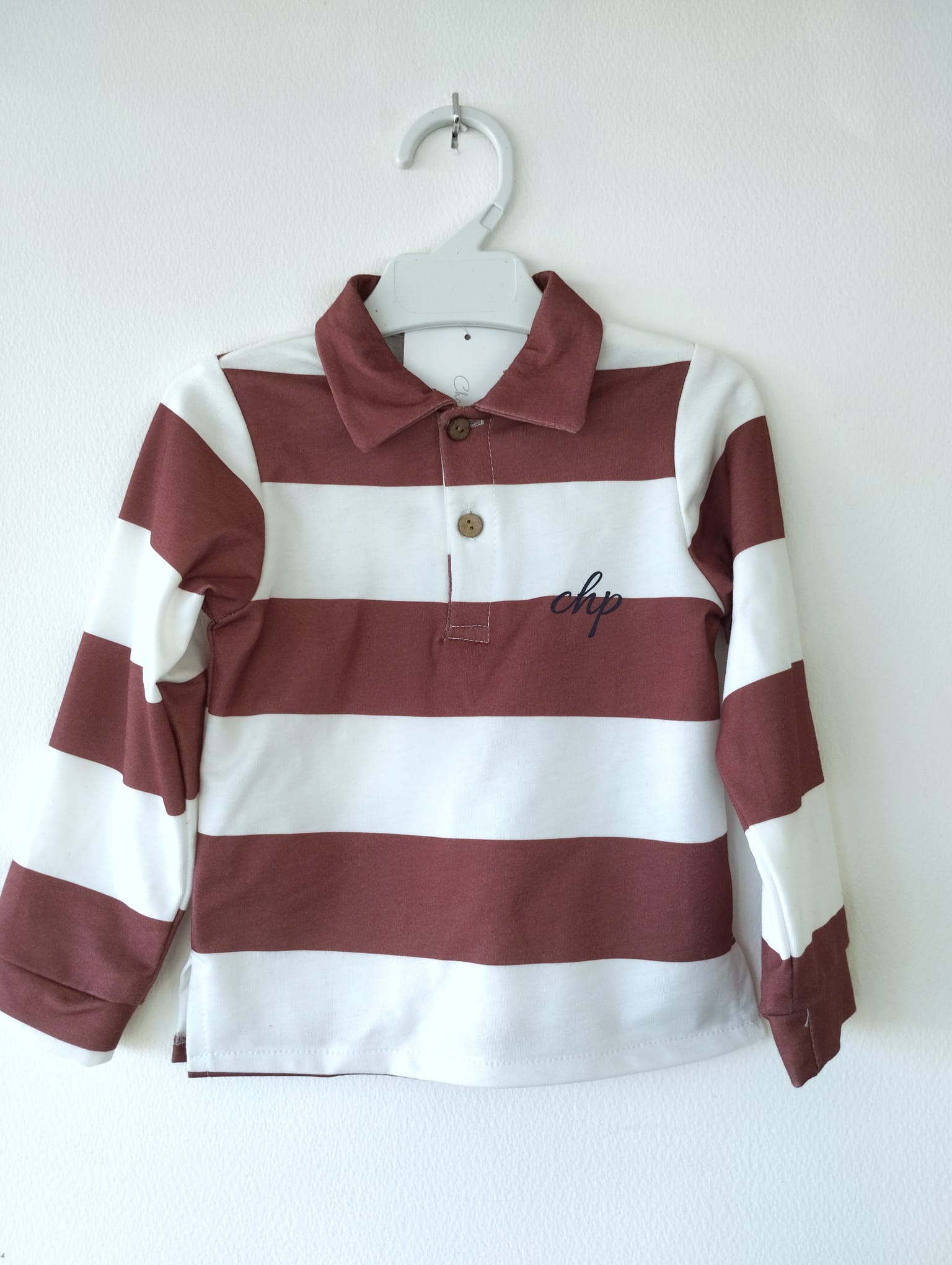 Polo de rayas unisex, en color burdeos. 26,90€