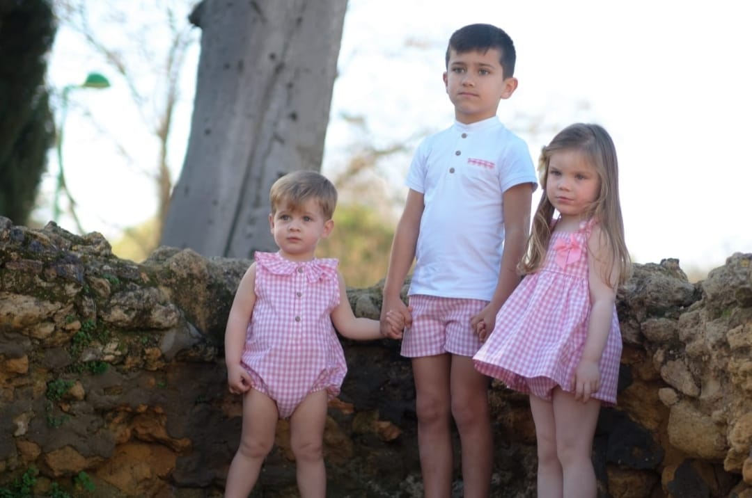 Jesusito en vichy rosa con tirantes fruncidos y braguita a juego en algodón 100%