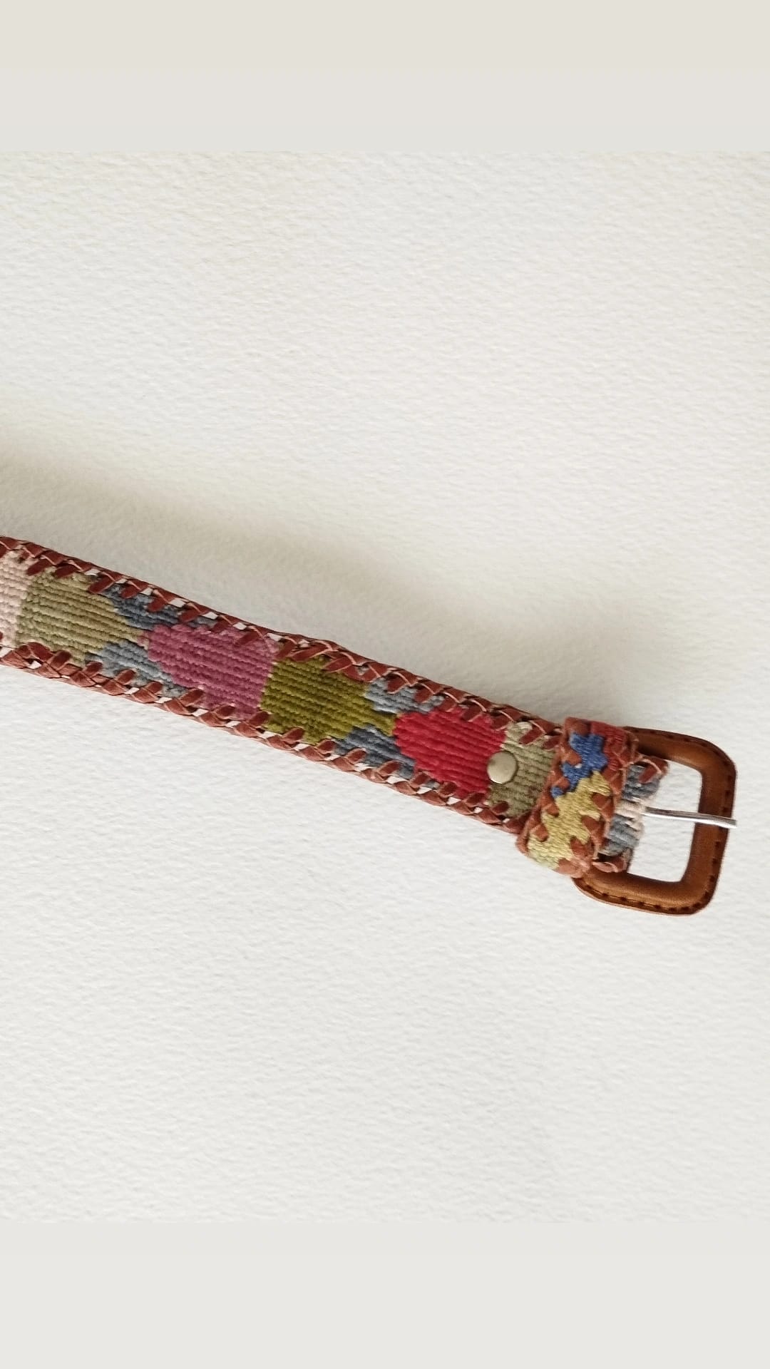 Descubre nuestros exclusivos cinturones elaborados artesanalmente, donde la suavidad del algodón se une a la resistencia y elegancia de la piel.