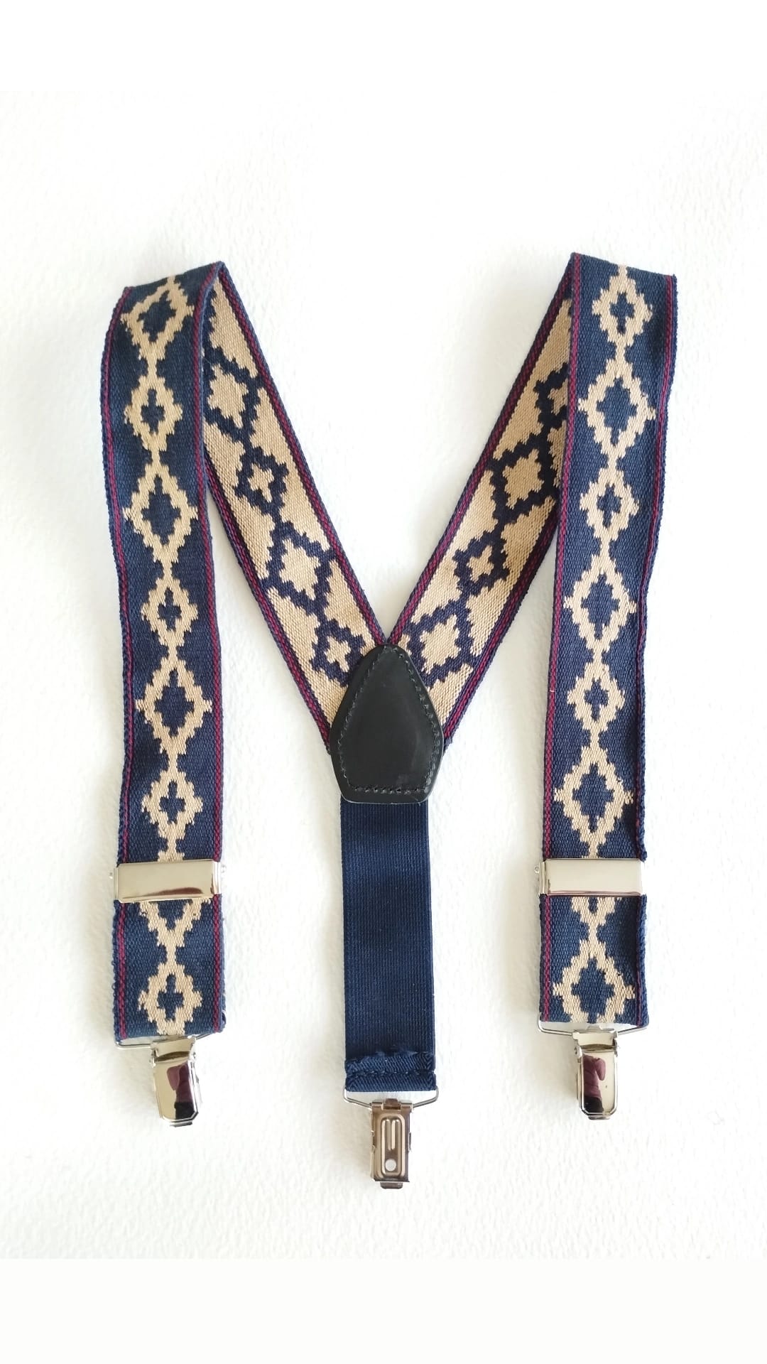 Descubre nuestros exclusivos tirantes elaborados artesanalmente, donde la suavidad del algodón se une a la resistencia y elegancia de la piel. Cada pieza está diseñada con detalle para ofrecerte un accesorio único que combina calidad y estilo. Estos tirantes destacan por su delicado bordado en tonos naturales, perfectos para completar cualquier look. Ideales para aportar un toque de distinción a la ropa infantil, adaptándose cómodamente y garantizando durabilidad para los más pequeños. Características princ