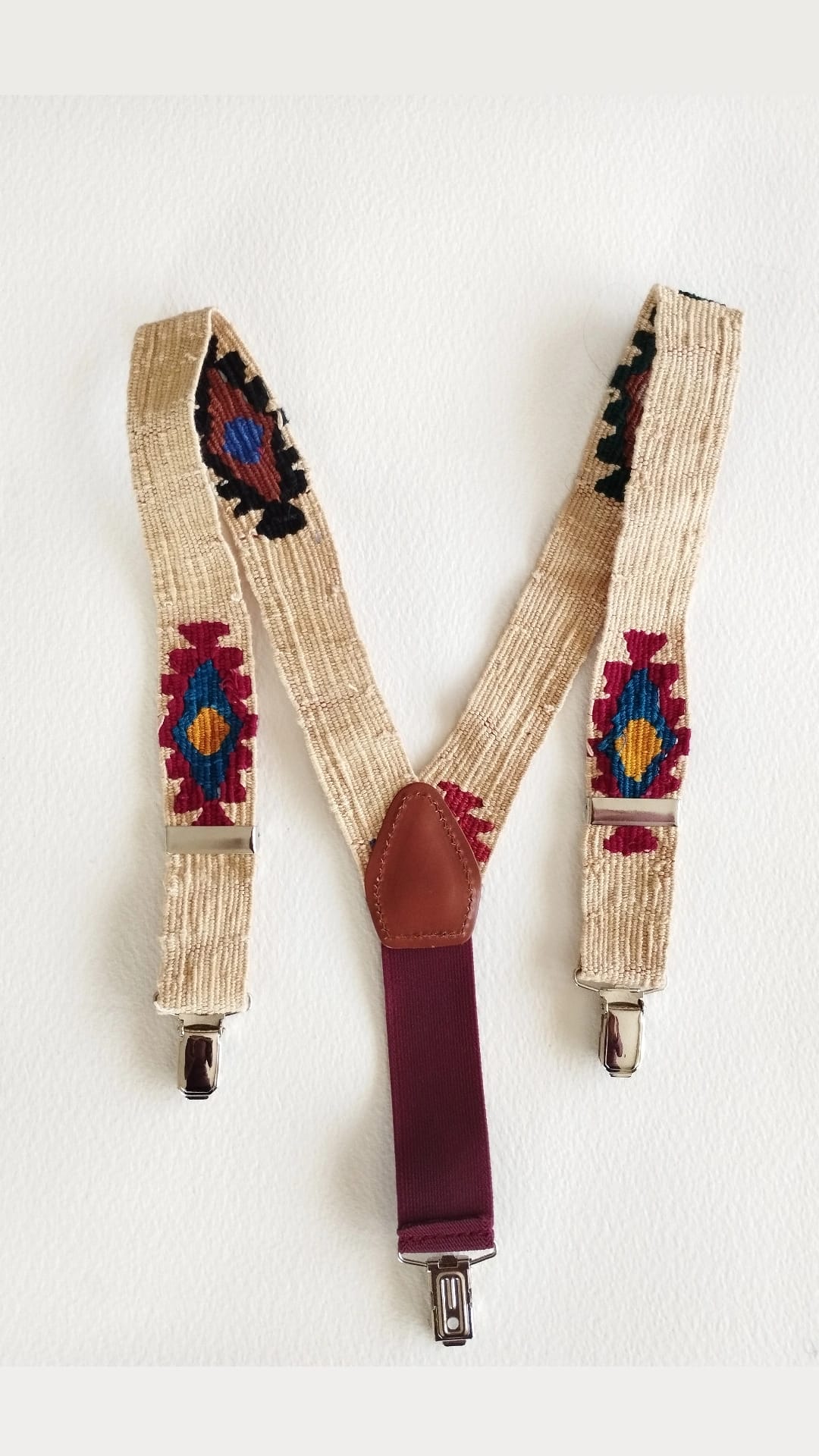 Descubre nuestros exclusivos tirantes elaborados artesanalmente, donde la suavidad del algodón se une a la resistencia y elegancia de la piel