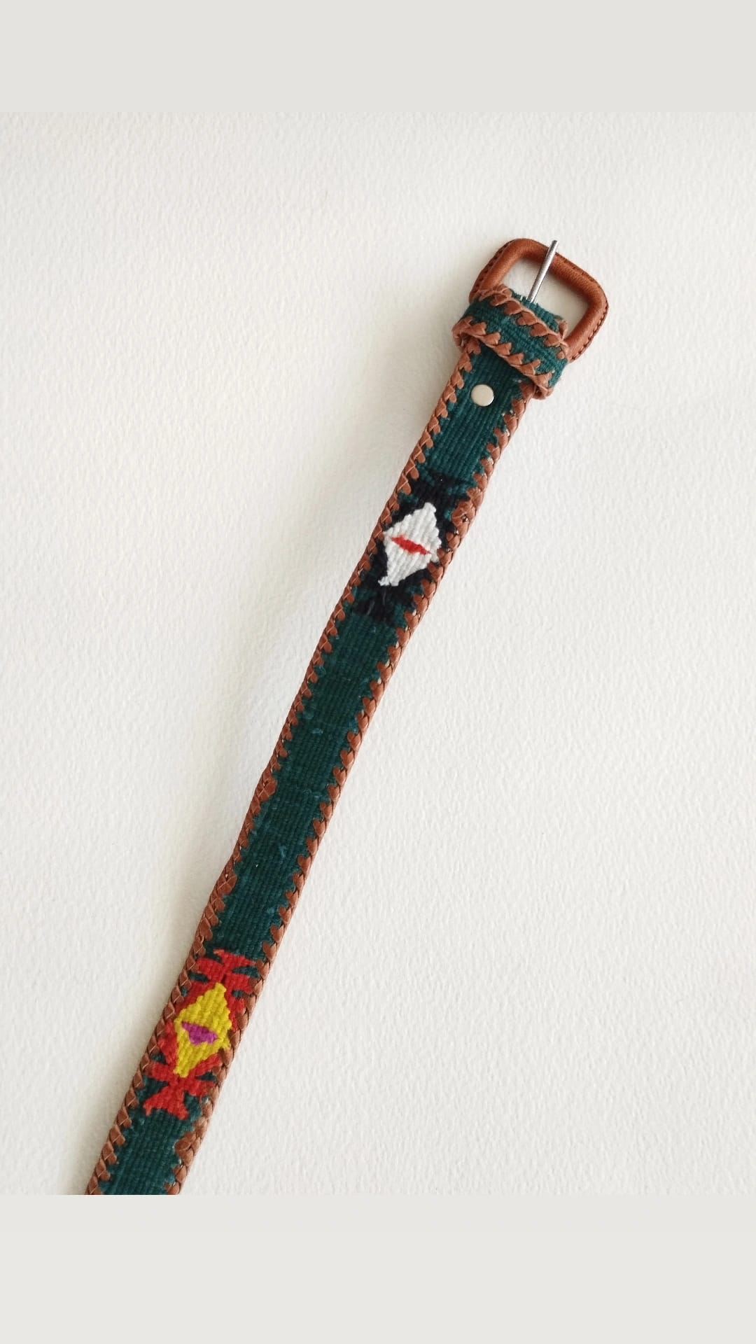 Descubre nuestros exclusivos cinturones elaborados artesanalmente, donde la suavidad del algodón se une a la resistencia y elegancia de la piel.