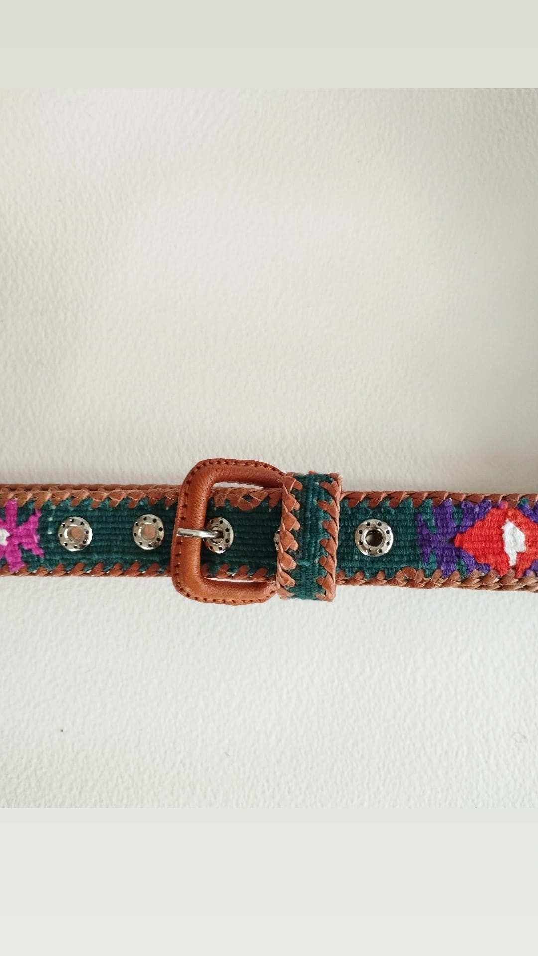 Descubre nuestros exclusivos cinturones elaborados artesanalmente, donde la suavidad del algodón se une a la resistencia y elegancia de la piel.