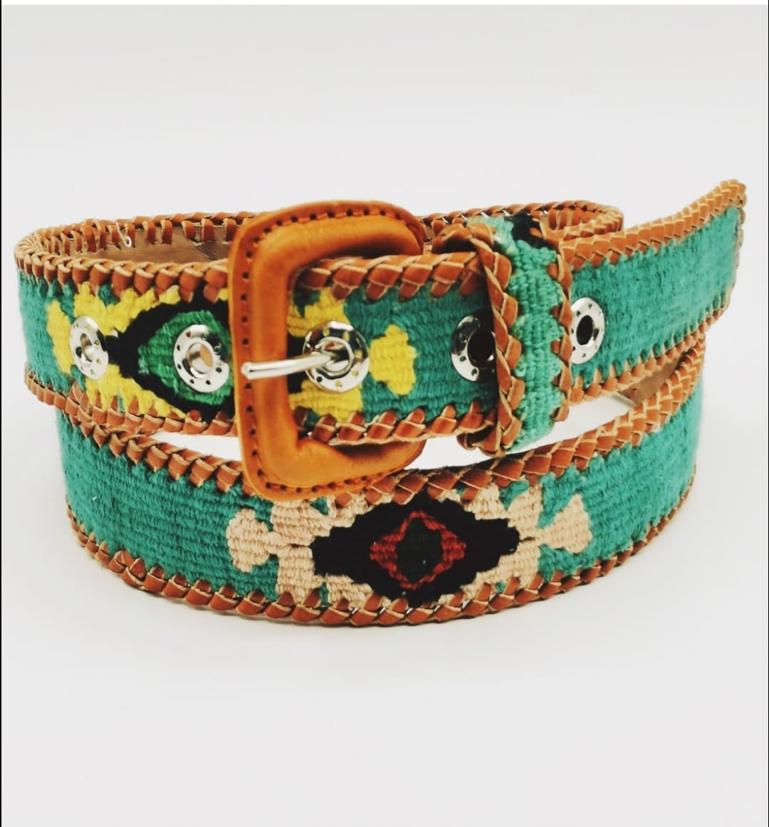 Descubre nuestros exclusivos cinturones elaborados artesanalmente, donde la suavidad del algodón se une a la resistencia y elegancia de la piel.