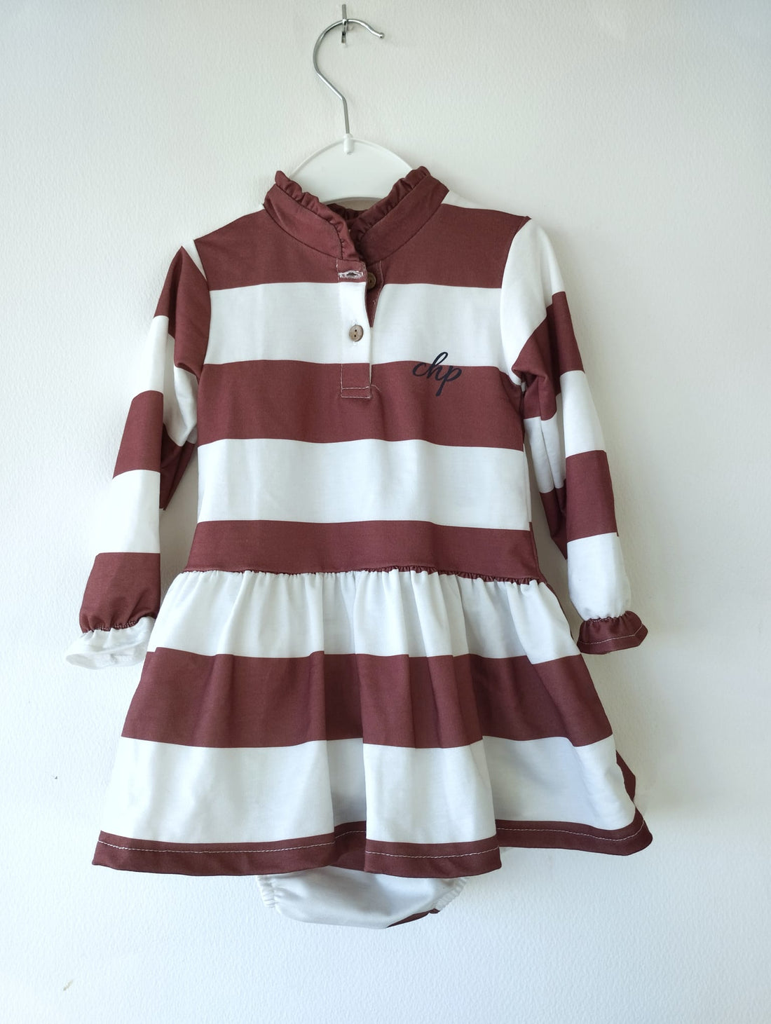 El vestido de rayas de nuestra nueva colección otoño-invierno, es la combinación perfecta de estilo y comodidad. Diseñado para las pequeñas fashionistas, este vestido de rayas elegantes en tonos cálidos,es ideal para los días más frescos. Confeccionado con materiales suaves y ligeros, es perfecto para mantener a las más pequeñas abrigadas sin perder el toque chic.
